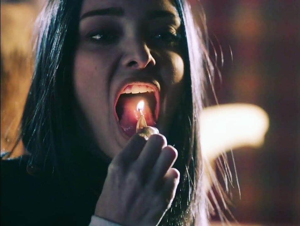 エマ・デュモンのインスタグラム：「Such a mood. Eye roll. Long live queen Zoe. I miss her sometimes. Go check out @taggedshow on hulu! 🖤🐍🖤」