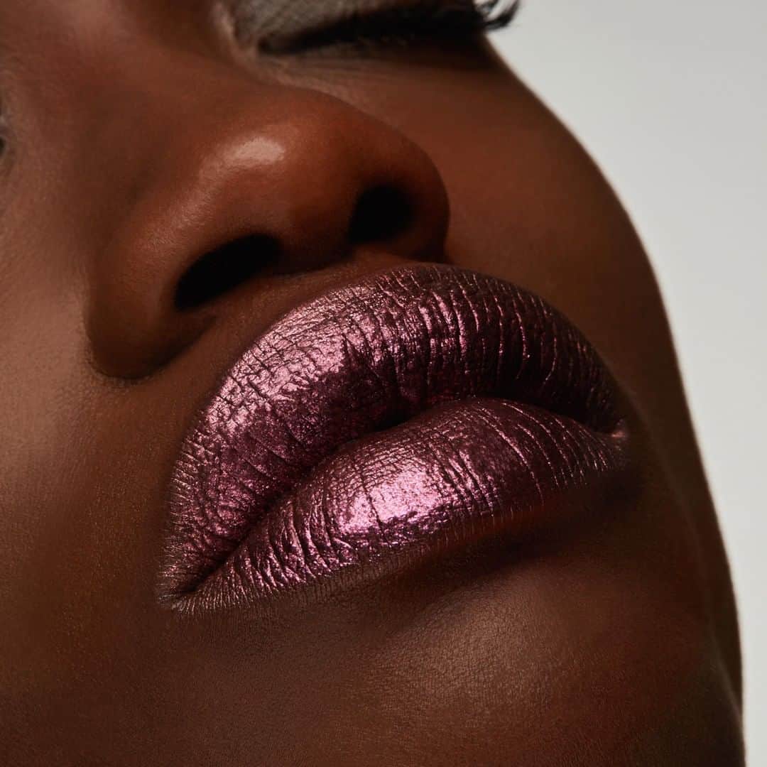 M•A•C Cosmetics Franceさんのインスタグラム写真 - (M•A•C Cosmetics FranceInstagram)「M·A·C - GET BLAZED 💜 Vous aimez le fini pailleté ? Craquez dès maintenant pour nos 8 gloss métalliques Bling Things intensément pailletés ! Qui a déjà rêvé d'avoir un makeup de rêce comme celui-ci ? 😍🔥 Crédit photo : Makeup: @tomsapin Model : @mariame_ouatt from agency @smithetsmith Photographer: @brunogasperini  #maccosmetics #maccosmeticsfrance #macgetblazed #glitter #makeup #makeupaddict」4月15日 1時00分 - maccosmeticsfrance