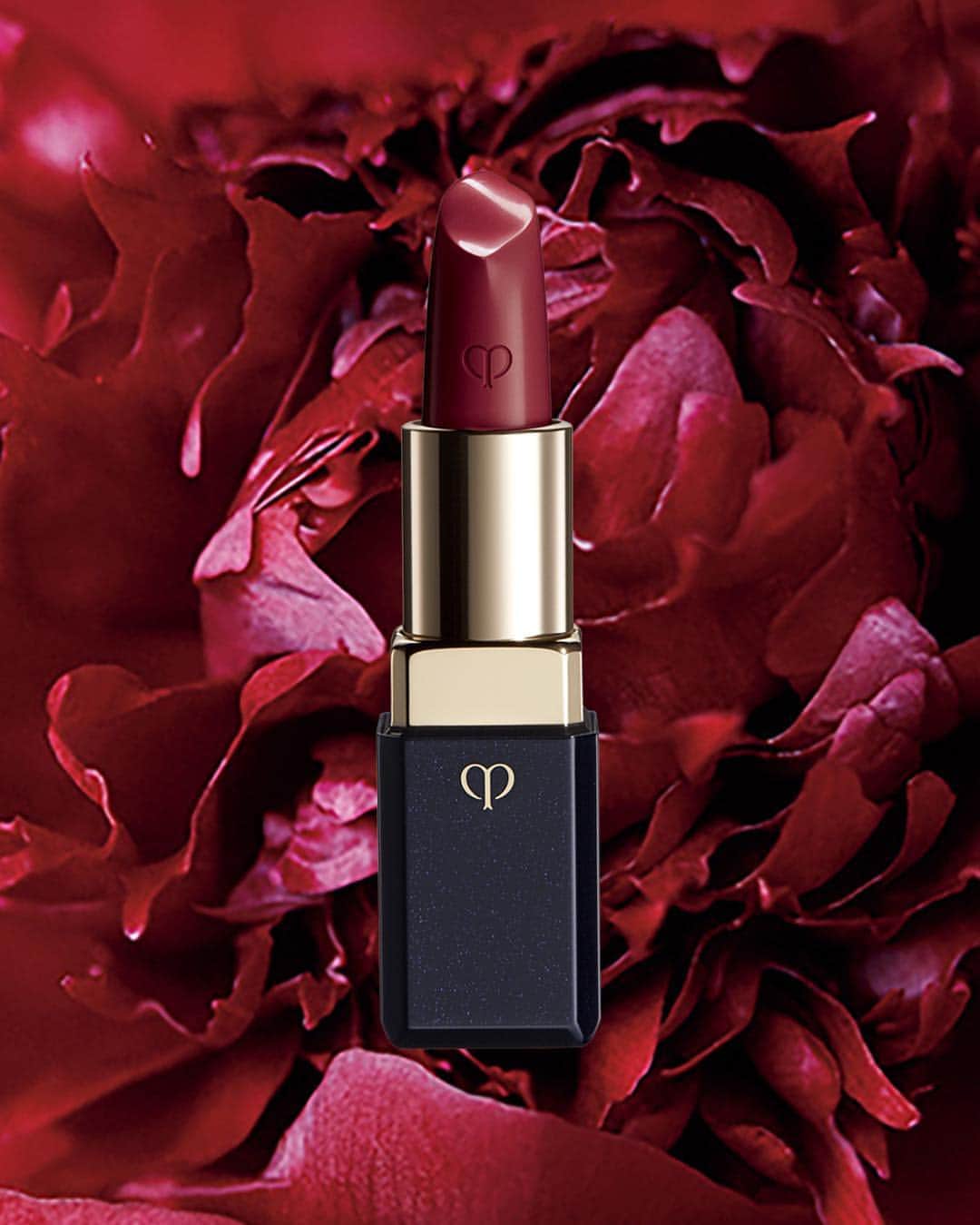 Clé de Peau Beauté Officialさんのインスタグラム写真 - (Clé de Peau Beauté OfficialInstagram)「A mysterious dark red: #LipstickCashmere in 104 Decadent.」4月15日 1時00分 - cledepeaubeaute