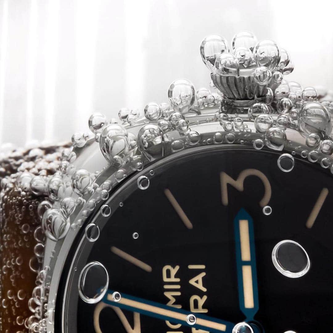 パネライのインスタグラム：「The #Panerai #PAM720 taking a little bubble bath.  Reminds me again how much I love blue hands on a #Panerai. Pic by @threehandspix #paneraicentral」