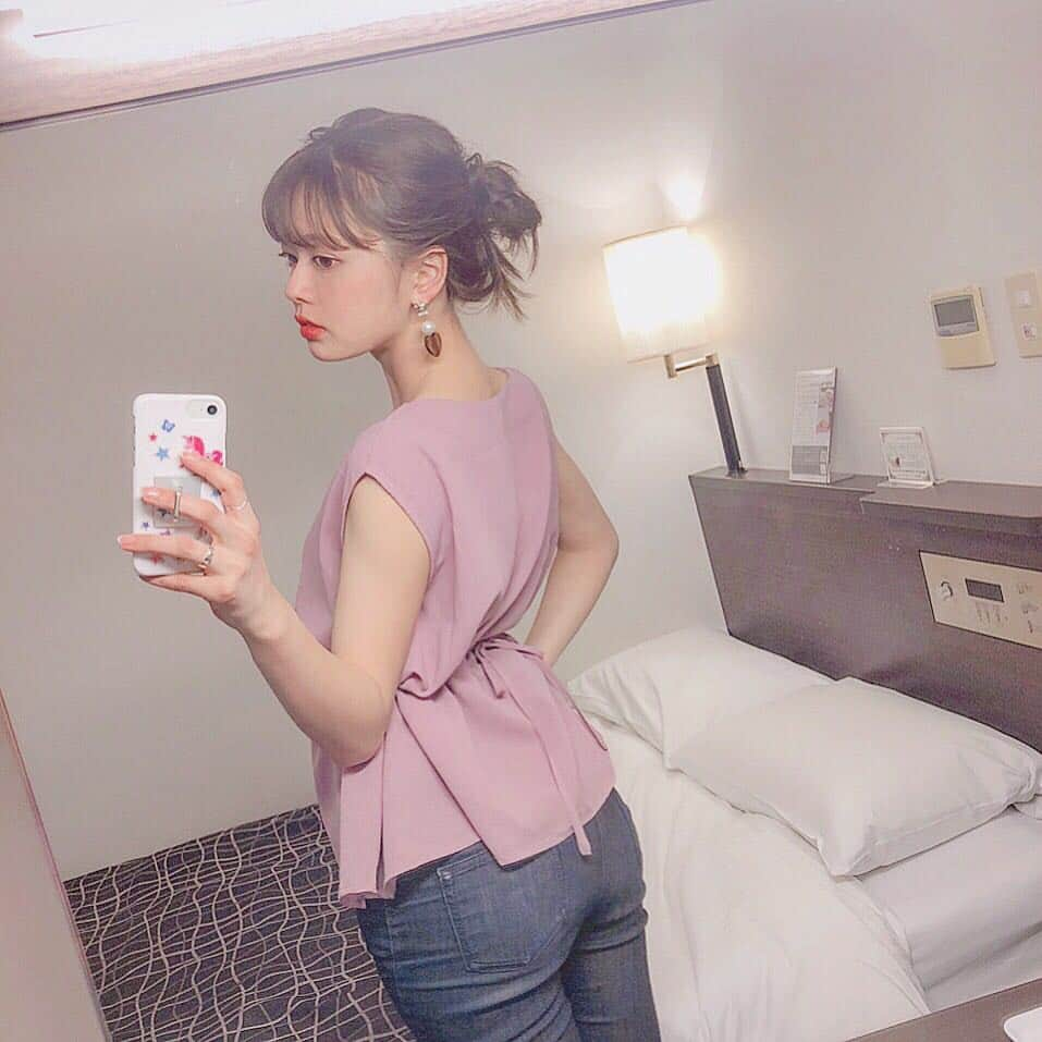 山崎春佳さんのインスタグラム写真 - (山崎春佳Instagram)「👖💖 . 今日着ていたトップス。 あいぽんケースはfancy ステッカーをぺたぺた。(笑) . ピンクっぽいお洋服を珍しく選んでみたけど、 大人っぽくもある色味だし、スッキリVネックだから サラッと着やすい🌸 @titivatejp の #マルチwayウエストマークブラウス のラベンダーカラーですっ。 ウエストをキュッてリボンで結べるのがすき🎀 サイドでゆるっと結んだり、前後逆にリボンを結ぶのもありだから1枚で色んな印象を作れます💕 . #me #tbt #ootd #fashion  #blouse #jeans#titivate #selfie #mirror #hotel #sundaynight #ブラウス #ラベンダー  #style #outfit #ティティベイト #lavender #sweet #髪の毛はいつも適当 #雑 #お尻 #お尻だけ鍛えすぎて固くてびっくりされる」4月15日 1時11分 - haruka_yamazaki