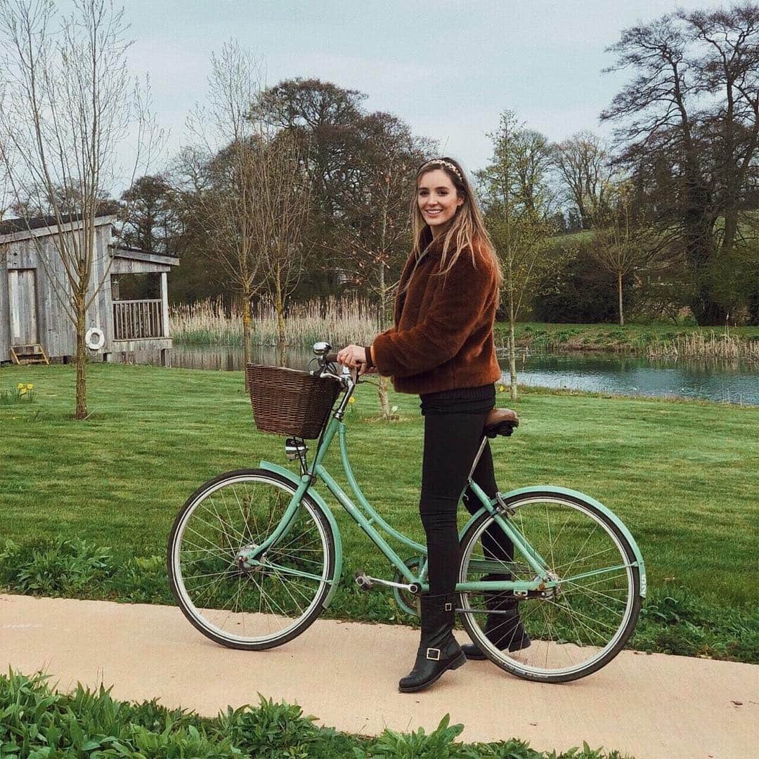 ローラ・ロブソンのインスタグラム：「Riding away from all Game Of Thrones spoilers tonight.」