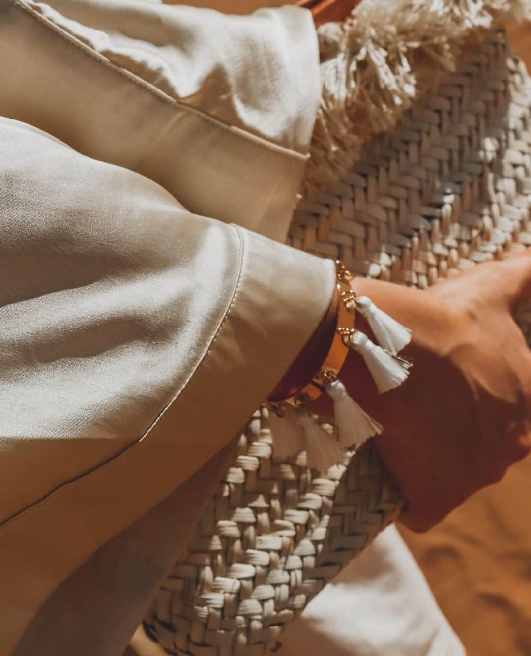 オレリアさんのインスタグラム写真 - (オレリアInstagram)「The tassel trend is here for the long run. Stack this bangle with daintier styles or wear alone for a statement look.  #oreliajewellery #tasseljewellery #wristwear」4月15日 1時15分 - oreliajewellery
