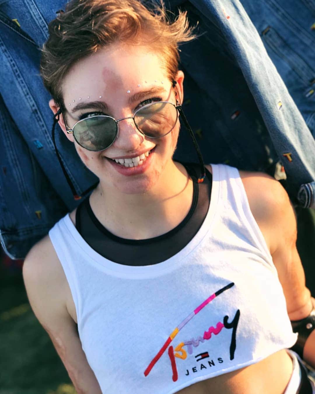 ベアトリーチェ・ヴィオのインスタグラム：「Si ritorna a casa con ancora le orecchie che fischiano, il cuore che batte e con un sorrisone infinito stampato in faccia 🎶❤️😁 Che figata il @coachella! @tommyhilfiger . . #TommyHilfiger #Coachella #Coachella2019 #CoachellaOutfit #CaliforniaDreaming #BackToItaly」