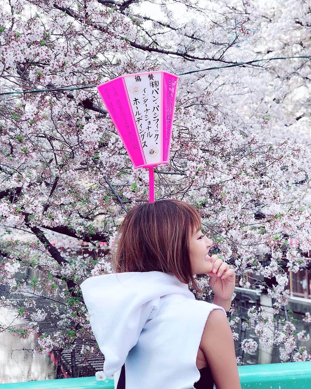 紺谷みえこのインスタグラム：「2019.桜 🌸🌸🌸 ・ #お花見 #桜 #目黒川 #カジュアル #日本 #春 #エイトン #おしゃれさんと繋がりたい  #コーデ #大人ボブ #aton #🌸 #casual #likes #cordinate #japan  #model #fashion #pink #flower」