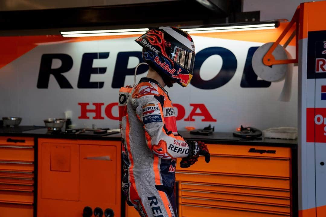 レプソル・ホンダさんのインスタグラム写真 - (レプソル・ホンダInstagram)「Race day 🇺🇸 ⠀⠀⠀⠀⠀⠀⠀⠀⠀ #AmericasGP #25RepsolHonda #Repsol #MotoGP #Honda #Racing #RepsolHonda #HRC #RC213V #MM93 #JL99 #MarcMarquez #JorgeLorenzo #ThePowerOfDreams #Motorcycle #America」4月15日 1時20分 - hrc_motogp