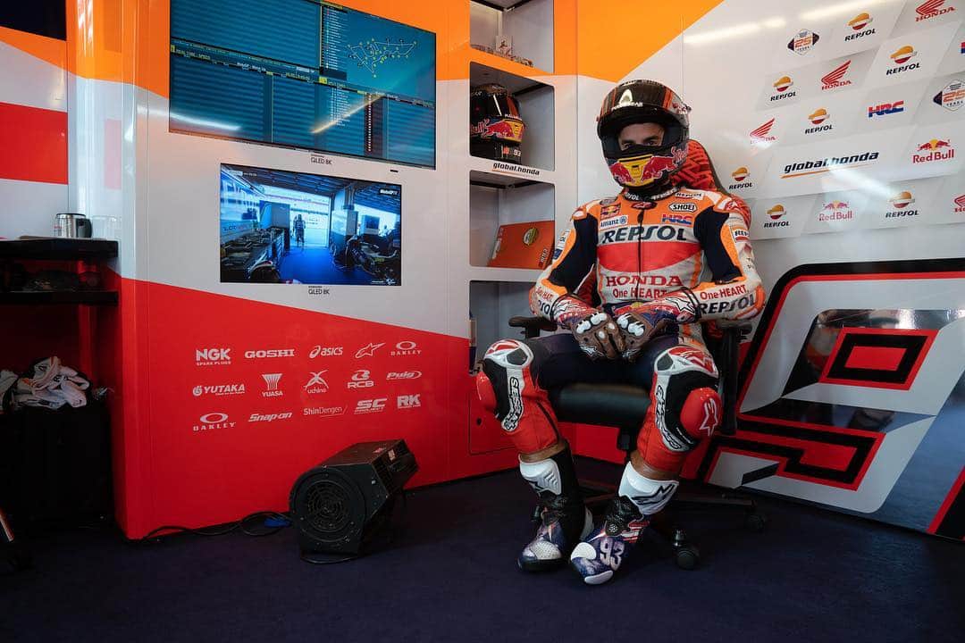 レプソル・ホンダのインスタグラム：「Race day 🇺🇸 ⠀⠀⠀⠀⠀⠀⠀⠀⠀ #AmericasGP #25RepsolHonda #Repsol #MotoGP #Honda #Racing #RepsolHonda #HRC #RC213V #MM93 #JL99 #MarcMarquez #JorgeLorenzo #ThePowerOfDreams #Motorcycle #America」