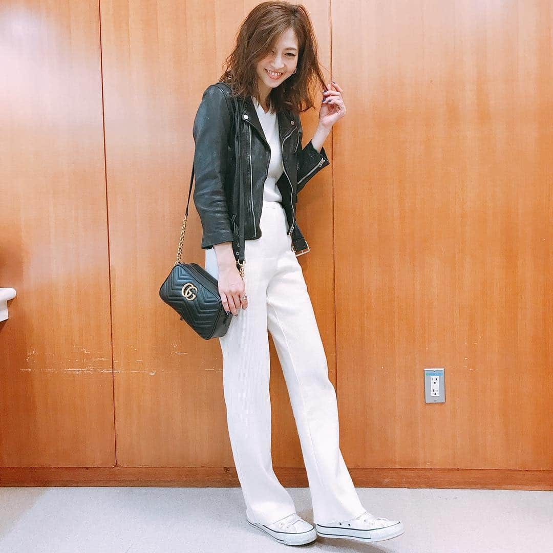 安田美沙子さんのインスタグラム写真 - (安田美沙子Instagram)「今日の私服✨白のセットアップだよん！まだ涼しいけど、薄着。 風邪引きたくないよう！でも薄着したいよう！  #instagood  #ootd #wear #みさこファッション #setup #florent #jacket #beautifulpeople #shoes #converse」4月15日 1時20分 - yasuda_misako