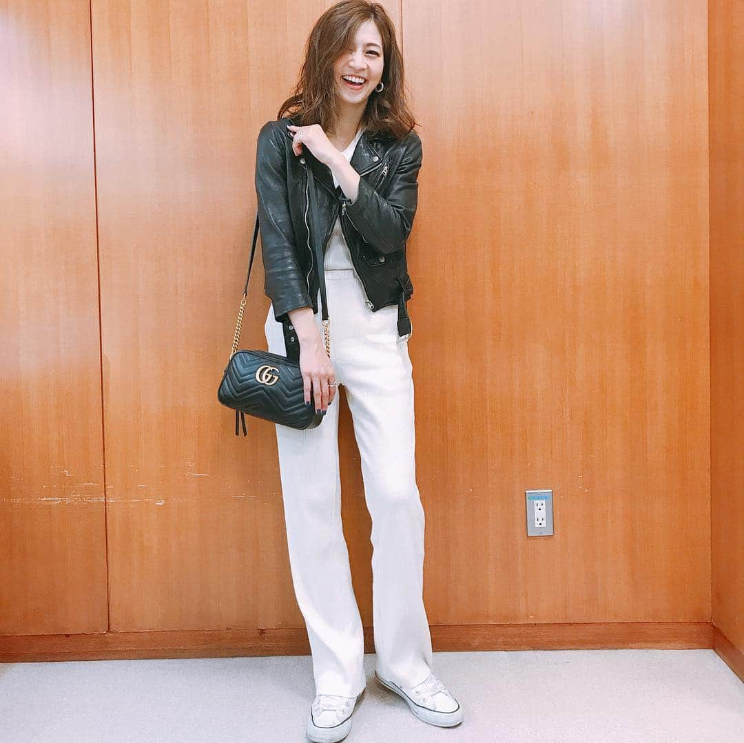 安田美沙子さんのインスタグラム写真 - (安田美沙子Instagram)「今日の私服✨白のセットアップだよん！まだ涼しいけど、薄着。 風邪引きたくないよう！でも薄着したいよう！  #instagood  #ootd #wear #みさこファッション #setup #florent #jacket #beautifulpeople #shoes #converse」4月15日 1時20分 - yasuda_misako