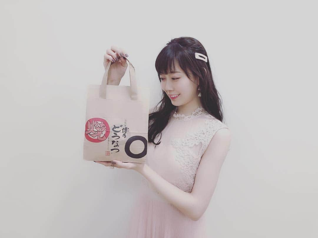 渡辺美優紀さんのインスタグラム写真 - (渡辺美優紀Instagram)「. 1stアルバム「17%」のリリースイベントきてくれたみんなありがとう〜😘 福岡を最後に終えました〜！ 改めて、励ましの言葉や激励の言葉に、活動をはじめられてよかったなって感じる日々です😣♡ 今回は各地方で名産品や地方グルメをとっても楽しみにしていました！ たくさん差し入れやお土産をいただき毎回ハッピーでした🥳 またみんなに会える機会があるといいなと思ってるのでこれからも応援よろしくね💕 #17パーセント  #2枚目はHMVさんからの差し入れ❤︎」4月15日 1時21分 - miyukichan919