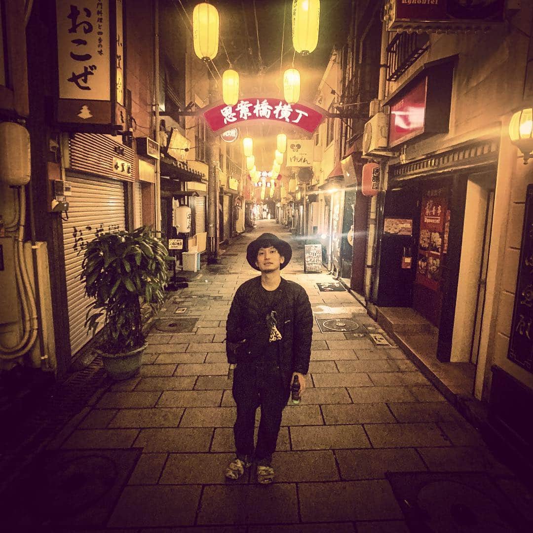 のインスタグラム：「今夜は長崎公演でした。 九州福岡、長崎の旅のしめくくりに餃子とビールを嗜んで、稲佐山の夜景を味わって、明日から東海地方へ向かいます。  また九州に来ます。今回まわれなかった他の県にも必ずや！  #長崎 #思案橋横丁  #ダイスケ #アコースティック #journey」