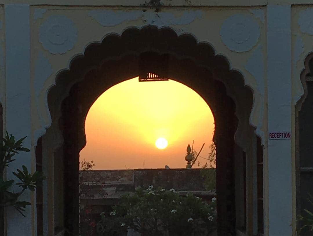 Ken Harakumaさんのインスタグラム写真 - (Ken HarakumaInstagram)「「Fort  Khejarla」お城のホテル滞在！ 贅沢なお部屋と豪華なインド料理、プールサイドで読書に瞑想。 気温40℃がなぜか心地よく感じられる#india ！ @international_yoga_center  #ケンハラクマ #ケンハラクマ先生  #瞑想 #ashtanga #アシュタンガヨガ」4月15日 1時22分 - kenharakuma