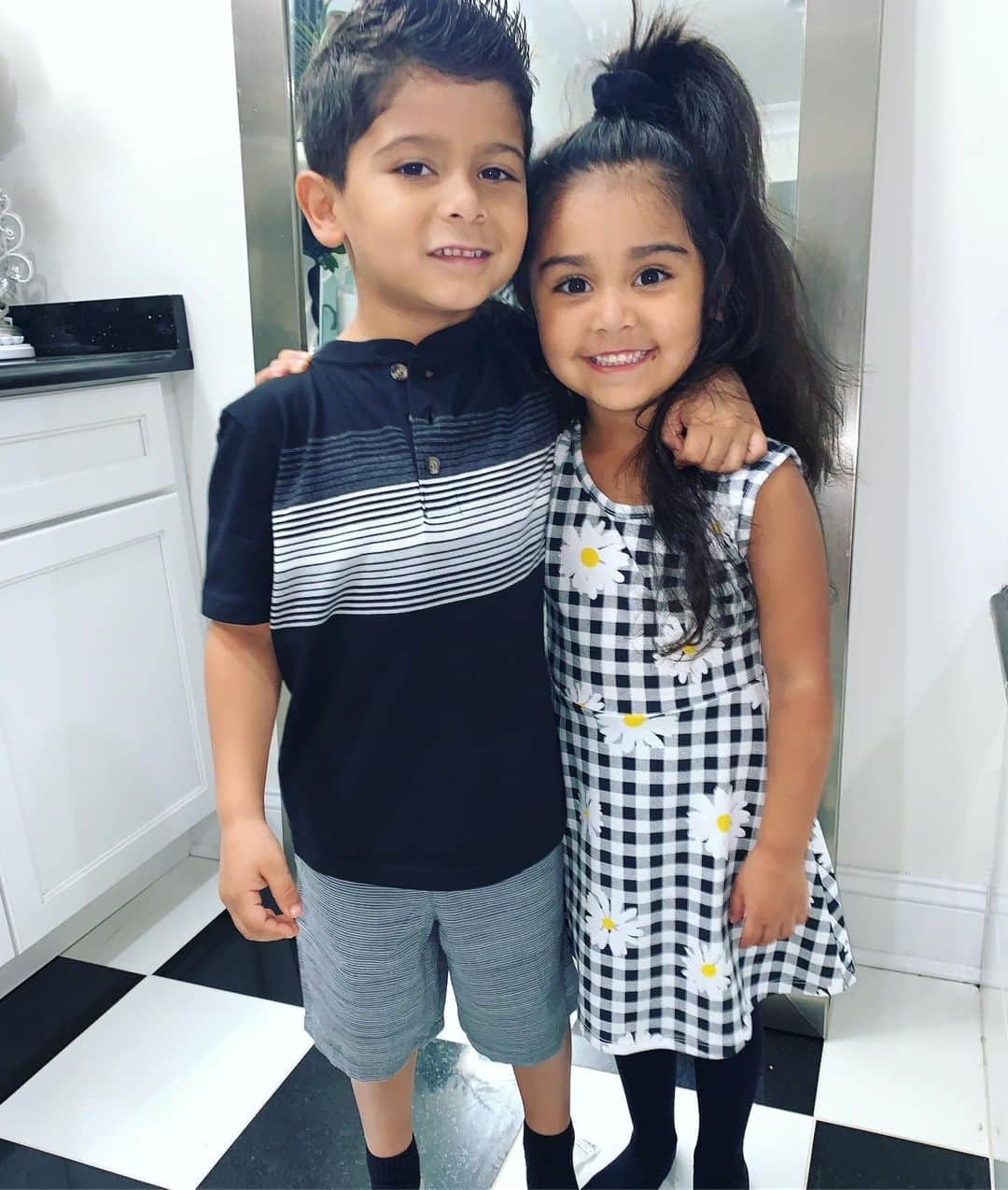 ニコール・ ポリッツィのインスタグラム：「I AM DONE. When my kids actually wanna dress nice and take pictures! Is this not me & Jionni?! Especially the last one 😩🙏🏽 #IHavePassed」