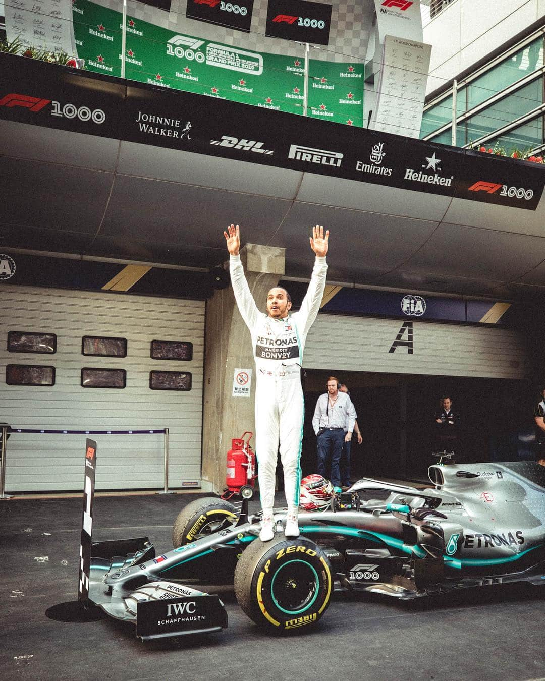 ニコ・ロズベルグさんのインスタグラム写真 - (ニコ・ロズベルグInstagram)「congrats @lewishamilton! impressive stuff. you were there when it counted. #championstyle  #f1 #formula1 #formulaone #mercedesamgf1 #1000thrace #chinesegp」4月15日 1時27分 - nicorosberg