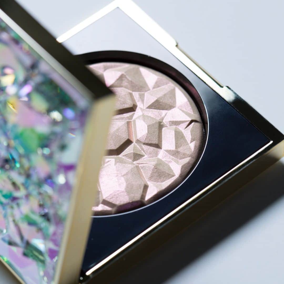 Smashboxのインスタグラム：「You'll be beaming from the front or the back with our Crystalized Highlighter. ✨ #festivalszn」
