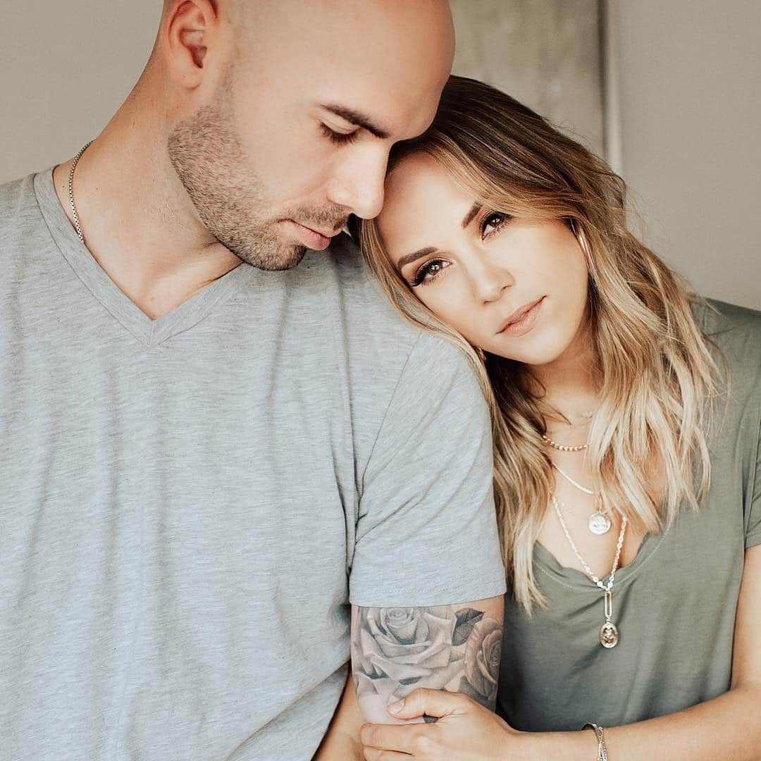 E! Onlineさんのインスタグラム写真 - (E! OnlineInstagram)「From Mike Caussin's previous infidelity to his battle with sex addiction, a lot factors into Jana Kramer's "triggers," but he's making sure that they work through them together. Link in bio. (📷: @ericamontgomeryphotography)」4月15日 1時32分 - enews
