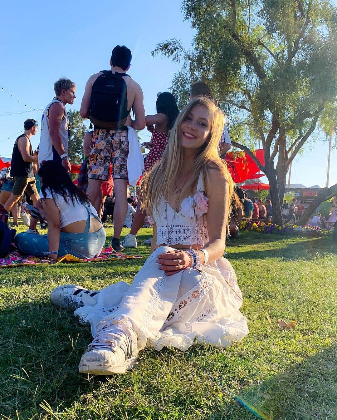 ポリーナ・エドモンズさんのインスタグラム写真 - (ポリーナ・エドモンズInstagram)「Day 2 bby!✨🌸 #Coachella」4月15日 1時34分 - polinaedmunds