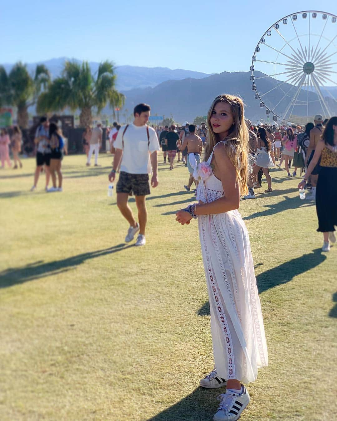 ポリーナ・エドモンズさんのインスタグラム写真 - (ポリーナ・エドモンズInstagram)「Day 2 bby!✨🌸 #Coachella」4月15日 1時34分 - polinaedmunds