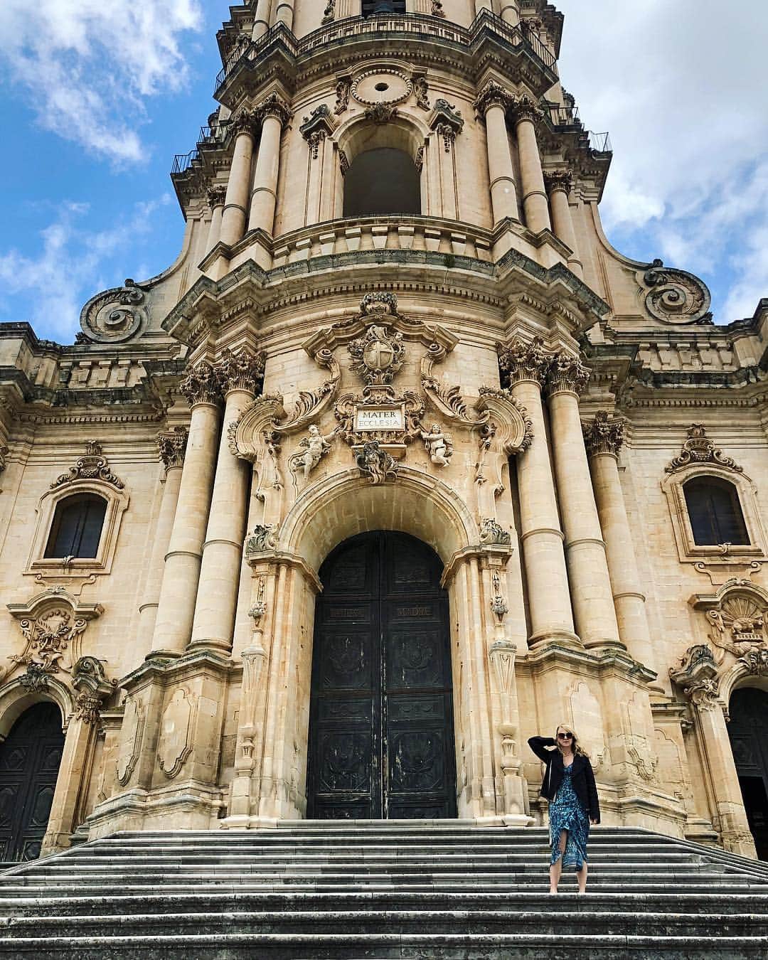 ナネットレポーのインスタグラム：「Overwhelmed in Modica 😉🌴🏛」