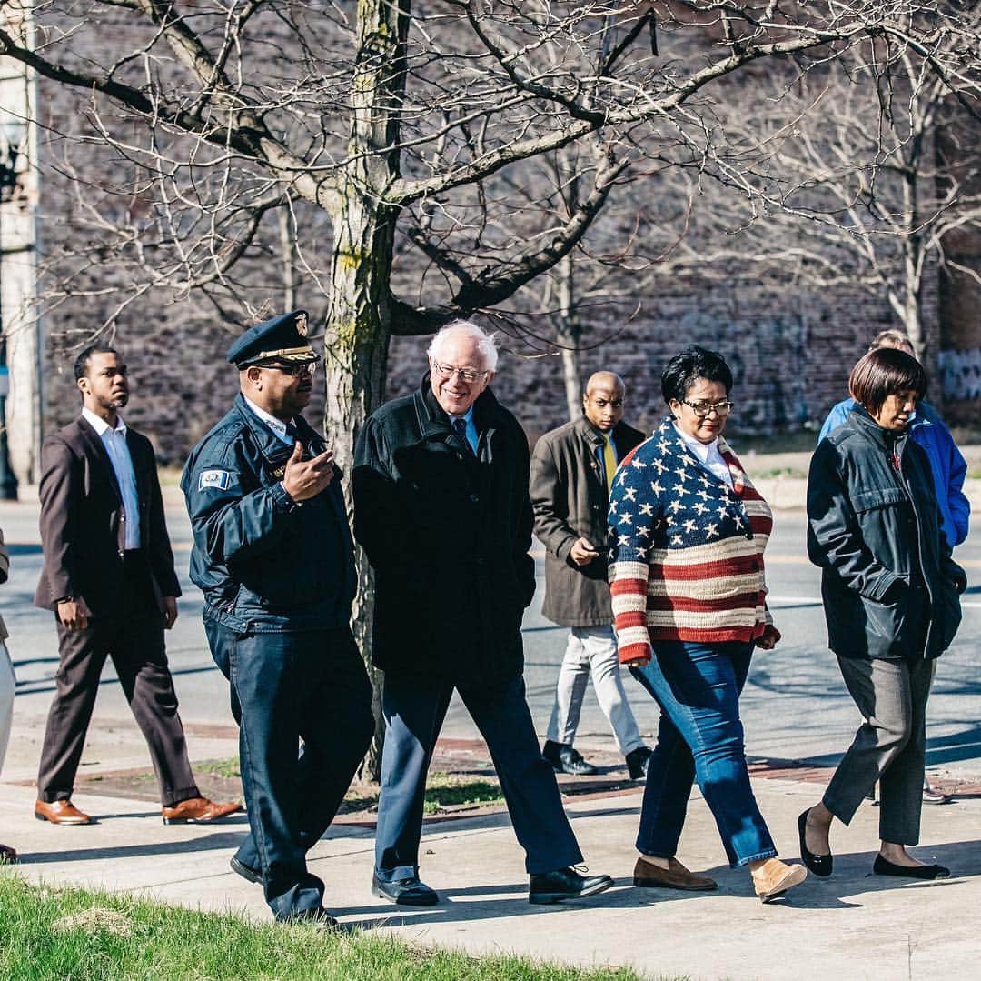バーニー・サンダースさんのインスタグラム写真 - (バーニー・サンダースInstagram)「We took a walking tour through Gary, Indiana, to talk about the history of this great city and the economic challenges it faces today. The federal government has got to pay much more attention to distressed cities like Gary as we work to address income and wealth inequality and issues like child poverty. Thank you to Calumet Township Trustee Kimberly Robinson and Police Chief Richard Allen for showing me your city.」4月15日 1時47分 - berniesanders