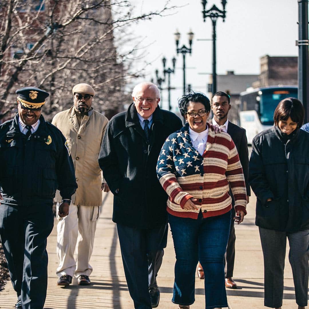 バーニー・サンダースさんのインスタグラム写真 - (バーニー・サンダースInstagram)「We took a walking tour through Gary, Indiana, to talk about the history of this great city and the economic challenges it faces today. The federal government has got to pay much more attention to distressed cities like Gary as we work to address income and wealth inequality and issues like child poverty. Thank you to Calumet Township Trustee Kimberly Robinson and Police Chief Richard Allen for showing me your city.」4月15日 1時47分 - berniesanders
