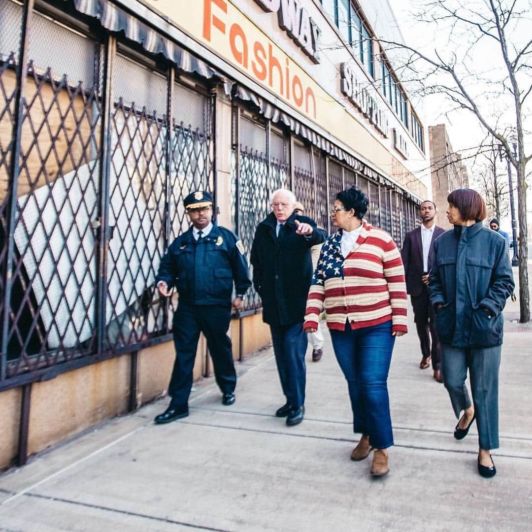 バーニー・サンダースさんのインスタグラム写真 - (バーニー・サンダースInstagram)「We took a walking tour through Gary, Indiana, to talk about the history of this great city and the economic challenges it faces today. The federal government has got to pay much more attention to distressed cities like Gary as we work to address income and wealth inequality and issues like child poverty. Thank you to Calumet Township Trustee Kimberly Robinson and Police Chief Richard Allen for showing me your city.」4月15日 1時47分 - berniesanders