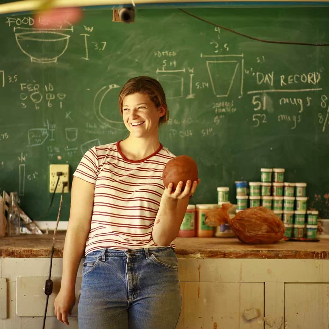シービーズのインスタグラム：「Meet Sarah Klapp. The magic behind @klappceramics and maker of handcrafted, functional homeware in Santa Barbara, CA. Sarah welcomed us into her sun kissed studio to witness her process. Head to our story to see more.」