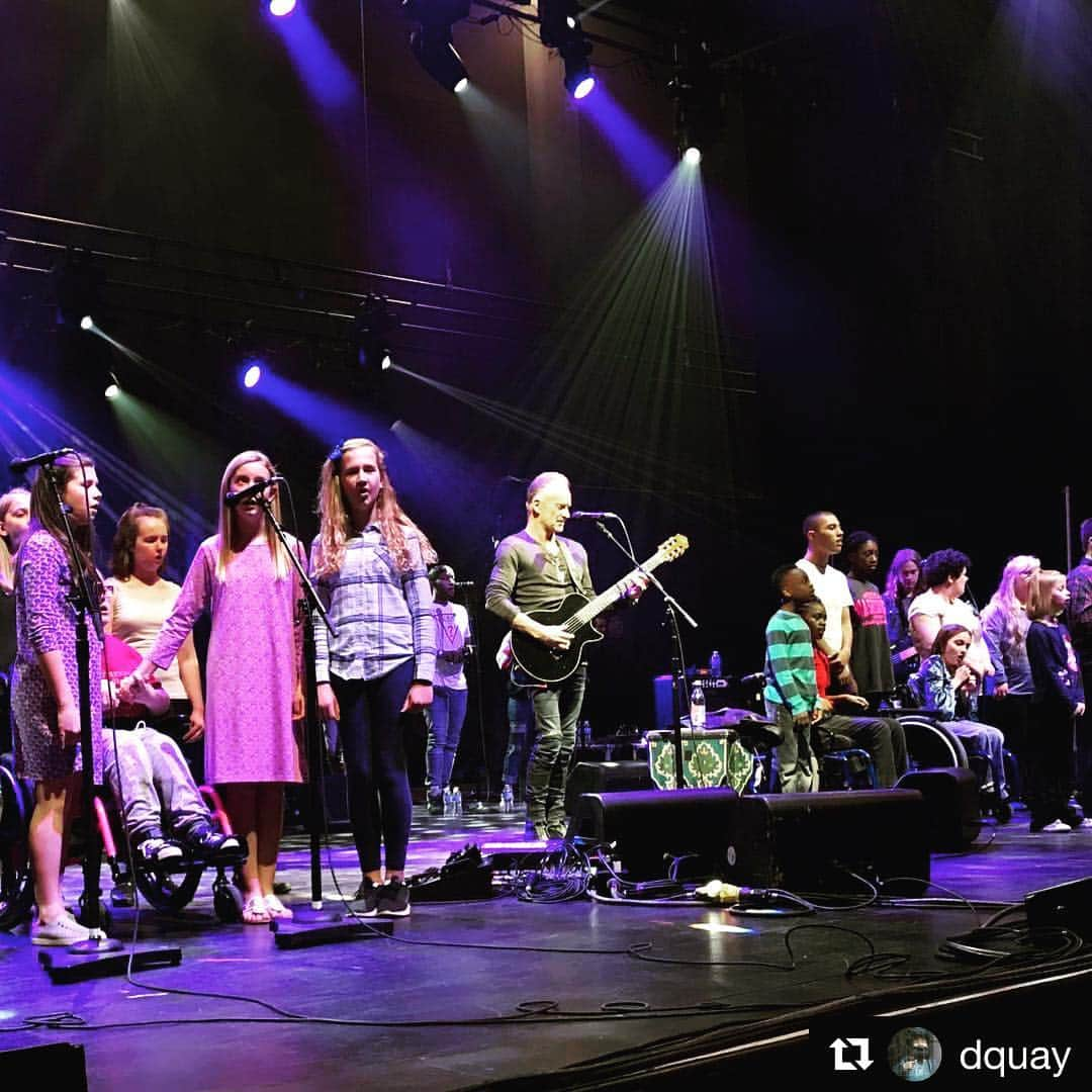 スティングさんのインスタグラム写真 - (スティングInstagram)「A wonderful evening in St. Louis. Thank you to the Variety Children’s Chorus for singing with us #Repost @dquay ・・・ St. Louis show with Variety Children’s Chorus as guests」4月15日 1時49分 - theofficialsting