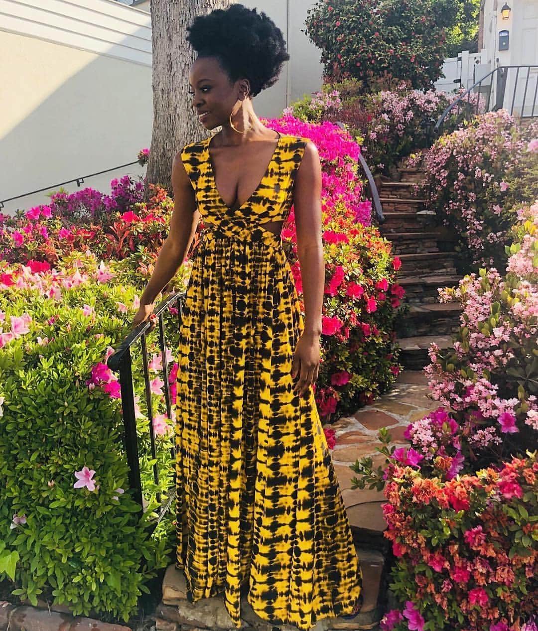 Vogue Runwayさんのインスタグラム写真 - (Vogue RunwayInstagram)「@danaigurira's colorful dress brightened the best fashion Instagrams of the week. Tap the link in our bio to see them all.」4月15日 2時03分 - voguerunway