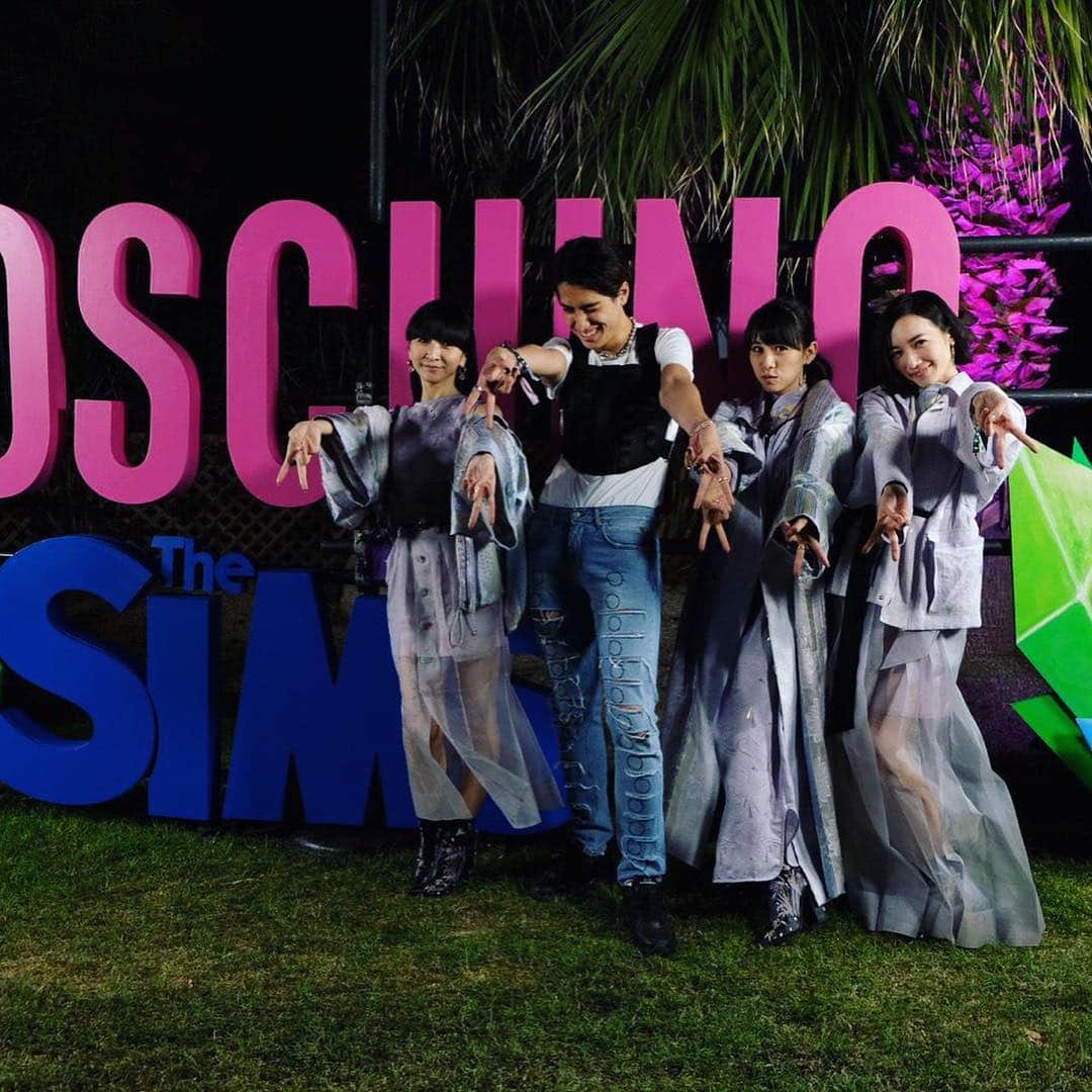 Perfumeさんのインスタグラム写真 - (PerfumeInstagram)「Desert nights with @moschino. ✨ #moschinoxthesims #coachella #mamekurogouchi」4月15日 1時58分 - prfm_official