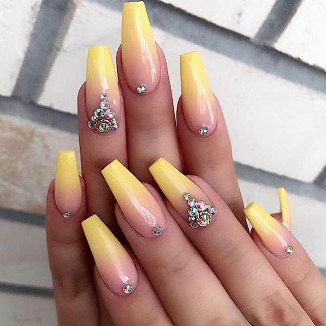 wakeupandmakeupさんのインスタグラム写真 - (wakeupandmakeupInstagram)「1..2..3..4 or 5 😍🔥💛🌼🌻 @pariss_nails  @lollos_naglar  @silverliningestethics_nails  @anndaonails  @alecantu82」4月15日 1時59分 - wakeupandmakeup