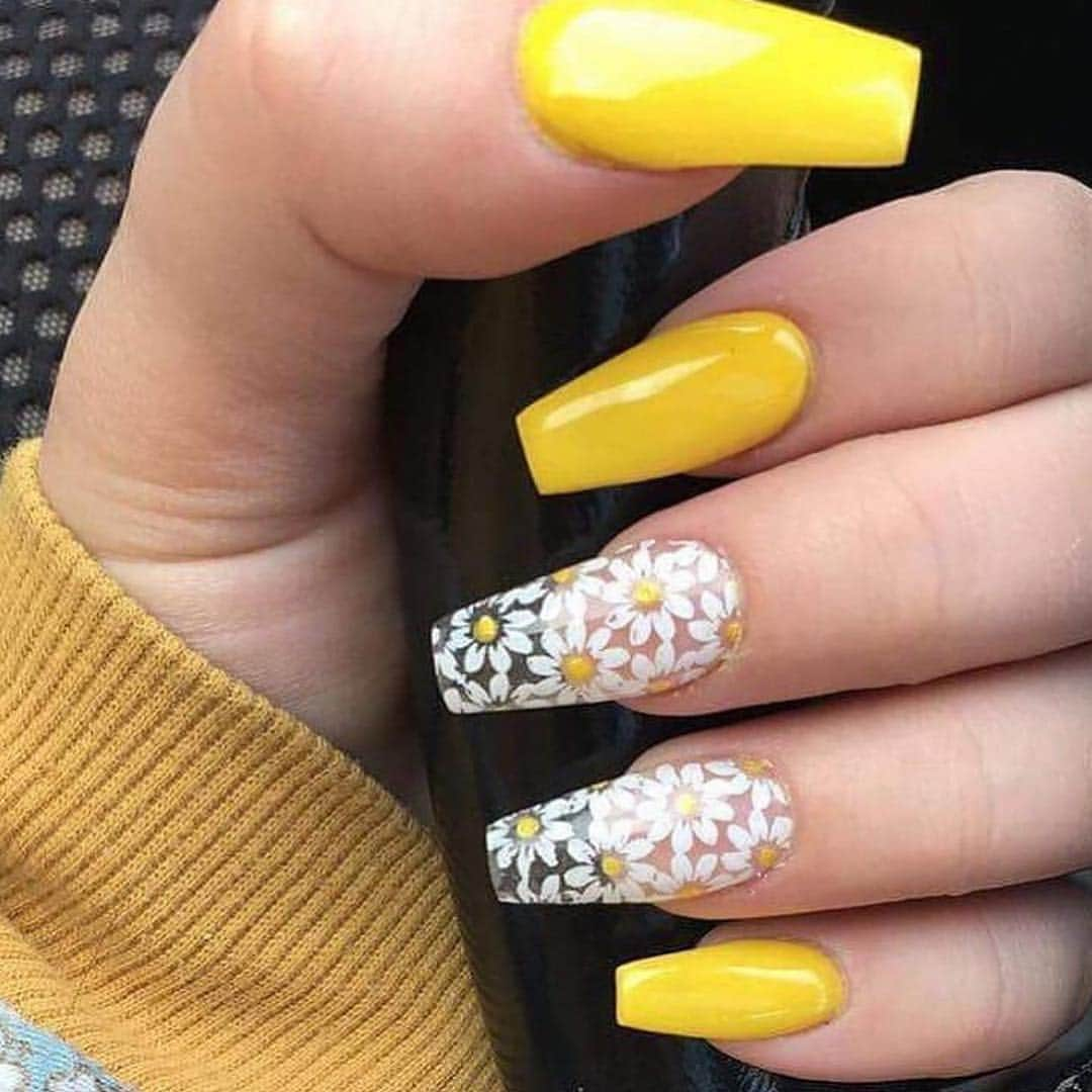 wakeupandmakeupさんのインスタグラム写真 - (wakeupandmakeupInstagram)「1..2..3..4 or 5 😍🔥💛🌼🌻 @pariss_nails  @lollos_naglar  @silverliningestethics_nails  @anndaonails  @alecantu82」4月15日 1時59分 - wakeupandmakeup