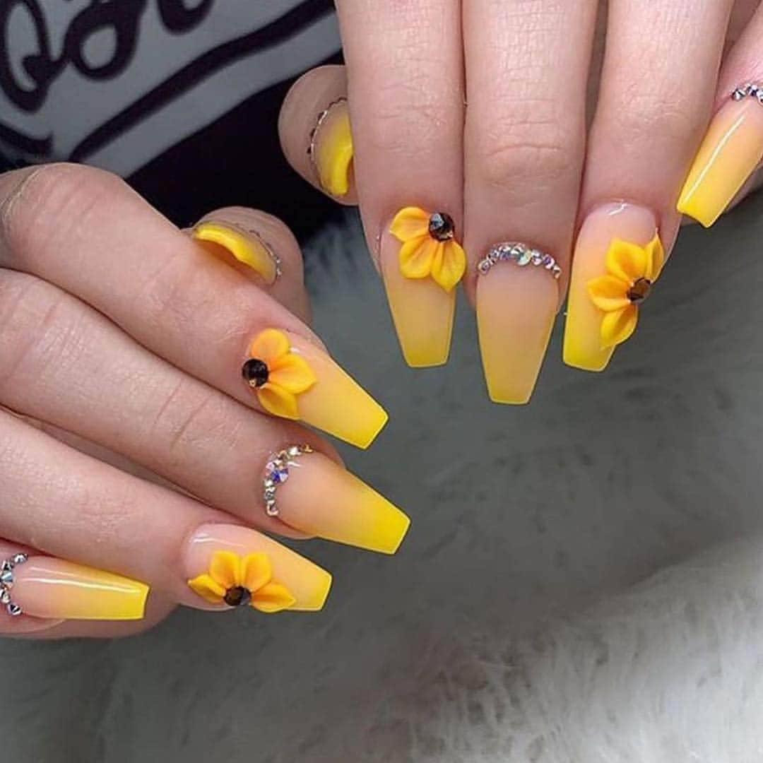 wakeupandmakeupさんのインスタグラム写真 - (wakeupandmakeupInstagram)「1..2..3..4 or 5 😍🔥💛🌼🌻 @pariss_nails  @lollos_naglar  @silverliningestethics_nails  @anndaonails  @alecantu82」4月15日 1時59分 - wakeupandmakeup