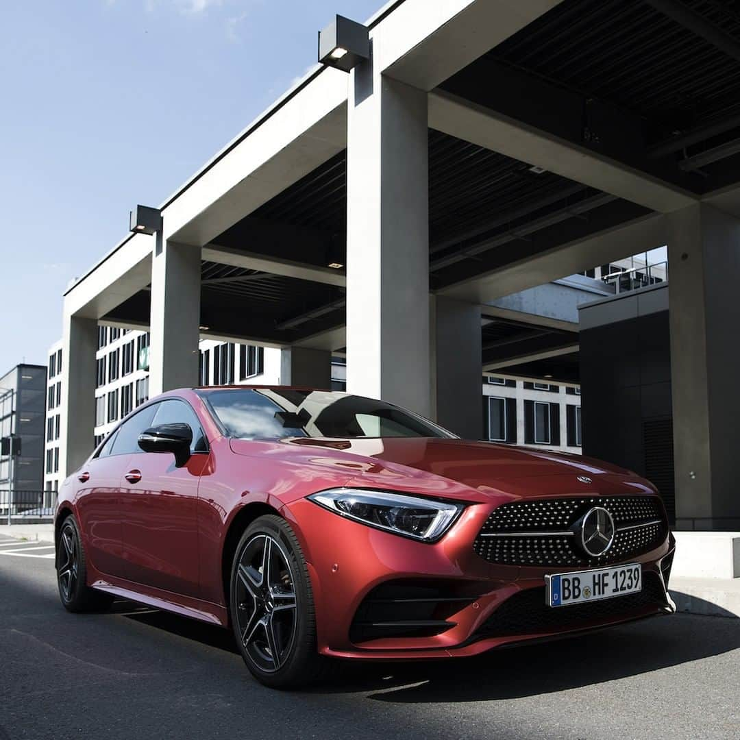 メルセデス・ベンツさんのインスタグラム写真 - (メルセデス・ベンツInstagram)「Exceptional design meets uncompromising driving pleasure. 🌟 📸: @sarahdulay_photography for #MBsocialcar ______________________________ [Mercedes-Benz CLS 400 d 4MATIC Coupé | Kraftstoffverbrauch kombiniert: 5,9 l/100 km | CO2- Emissionen kombiniert: 156 g/km | mb4.me/RechtlicherHinweis] . #Mercedes #MBCar #Car #Cars #Cartastic #carsofinstagram #InstaCar #MercedesCLS #CLS #MercedesBenz #CLS400d」4月15日 2時00分 - mercedesbenz