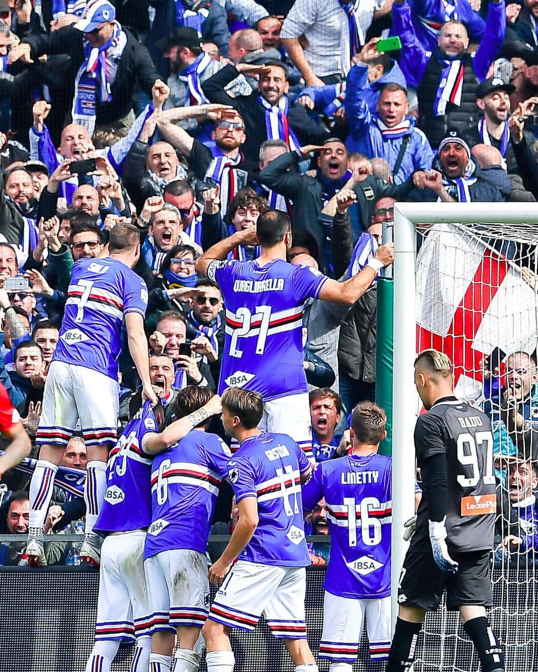 ヤコポ・サーラさんのインスタグラム写真 - (ヤコポ・サーラInstagram)「Genova è blucerchiata.... #ilderbydellalanterna #seriea #js7 #ilcieloèsemprepiùblu #happy #team #myself #marassi」4月15日 2時04分 - jacoposala7