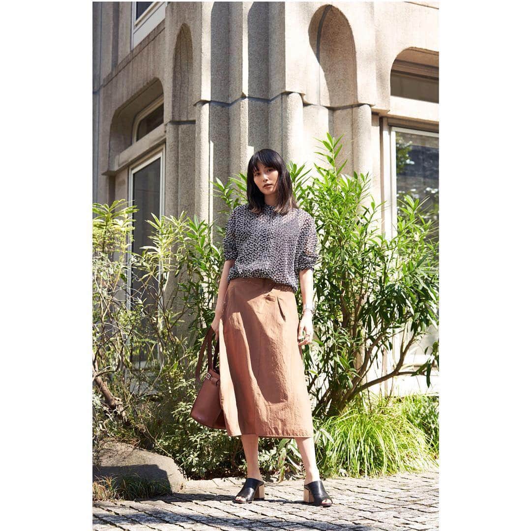 のインスタグラム：「Emotions thorugh the touch and feel of CIVIDINI piece, are hard to forget. Our pieces styled by the amazing @yokotagami628 "素材の魔術師"と呼ばれるイタリアンエレガントなブランド、CVIDINI @itscividini の洋服を @ellejapan さんの企画でトライさせて頂いたところ、、、 いつもよりエレガントになれたような？👯 . テクスチャーのあるスカートがすごく上品で着心地抜群〜触ると素材の良さがわかります👏  CIVIDINI Spring Summer 2019 collection is now featured @ellejapan online. To discover more click the link in Bio.  @ellejapan のオンラインで現在CIVIDINIの2019SSコレクションが特集されています。ぜひご覧ください！link in Bio.」