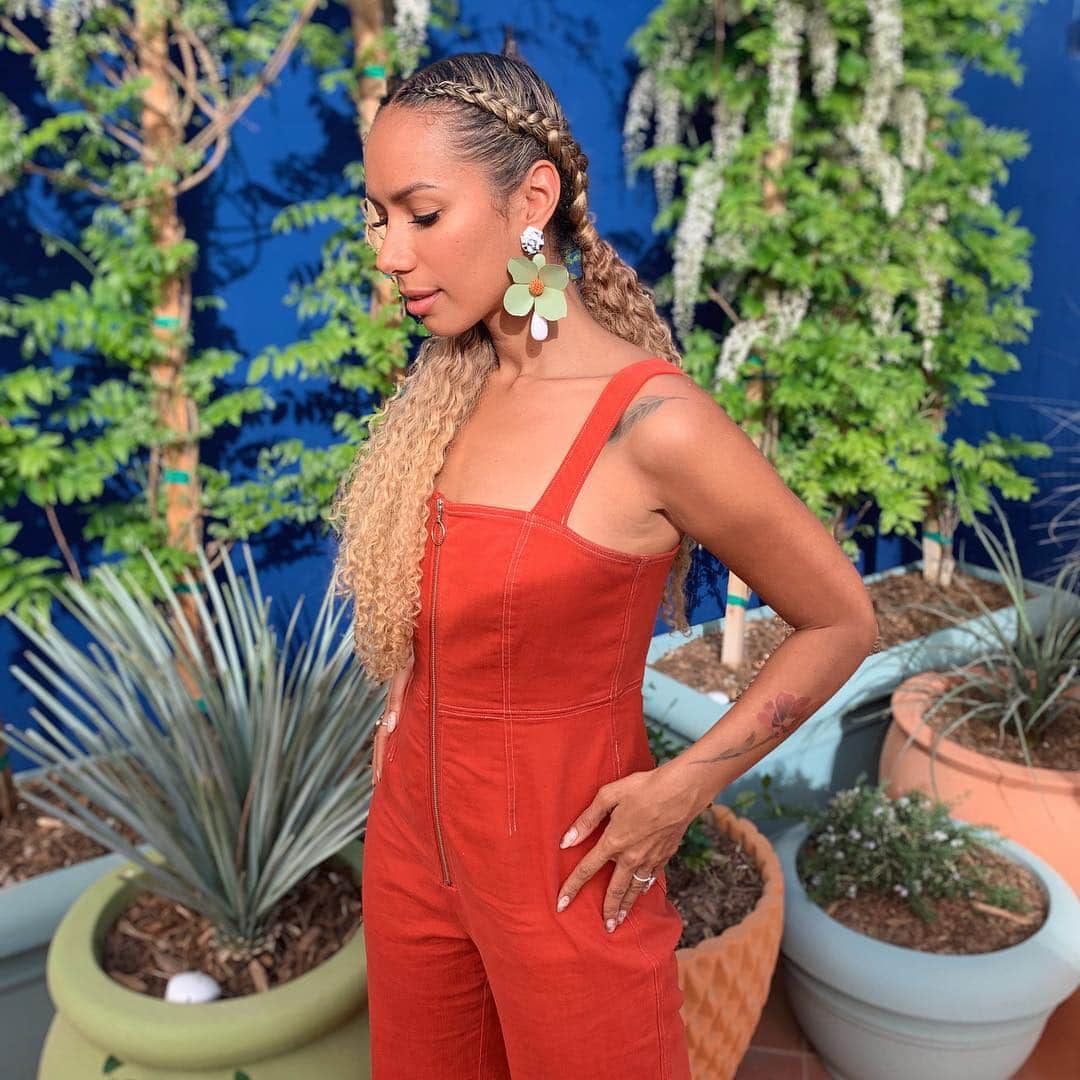 レオナ・ルイスのインスタグラム：「Beautiful day at @jemaalv 🧡 Proud of my amazingly talented boys @noceilingsent for showing us the best time 🎉✨」