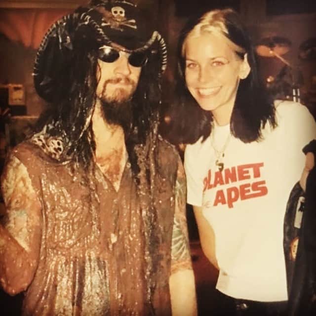 ロブ・ゾンビのインスタグラム：「Major flashback! @sherimoonzombieofficial and I on the set of Late Night with David Letterman back in 1995. I am covered with pudding after jumping into the world's largest bowl of chocolate pudding. Anyone remember this? #robzombie #sherimoonzombie #davidletterman #latenightwithdavidletterman #chocolatepudding #planetoftheapes #stupdhumantricks」