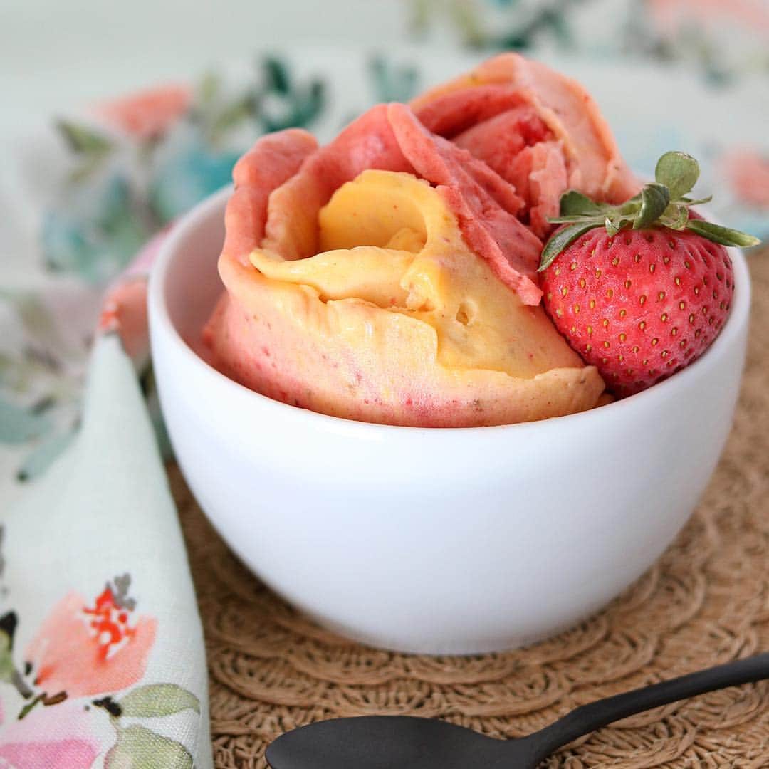 Yonanasさんのインスタグラム写真 - (YonanasInstagram)「Strawberry Mango Yonanas🍓  So simple, yet so delicious! This colorful, healthy "ice cream" treat is pure FRUIT - no added sugars or dairy.  Click the link in our bio for the recipe.」4月15日 2時24分 - yonanas