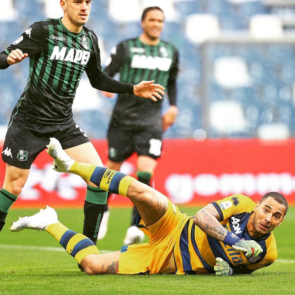 ルイージ・セーペのインスタグラム：「La forza del PARMA, così come la MIA, non è quella di stare sempre in piedi,ma quella del sapersi rialzare SEMPRE !!! #parma #serieA #cleansheet @parmacalcio1913 @seriea」