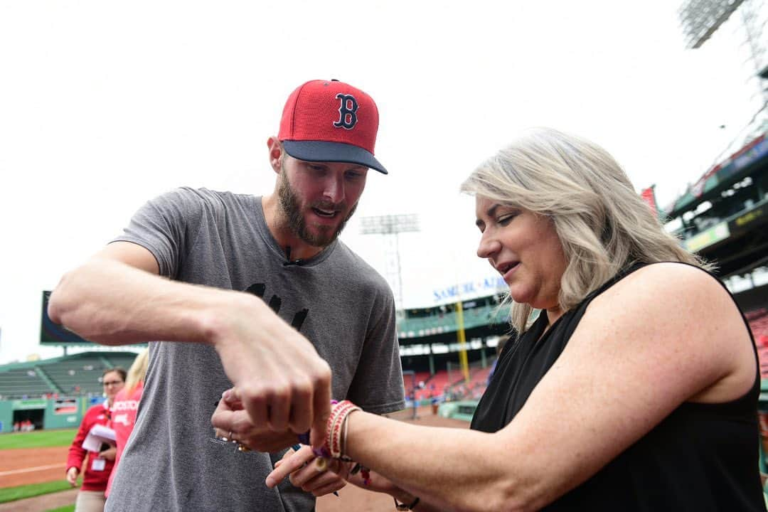 ボストン・レッドソックスさんのインスタグラム写真 - (ボストン・レッドソックスInstagram)「Before today’s game, Sale met with a group of special folks, all impacted by the events of the 2013 Marathon. ❤️」4月15日 2時35分 - redsox