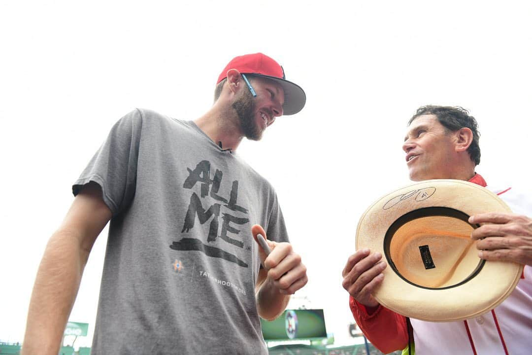 ボストン・レッドソックスさんのインスタグラム写真 - (ボストン・レッドソックスInstagram)「Before today’s game, Sale met with a group of special folks, all impacted by the events of the 2013 Marathon. ❤️」4月15日 2時35分 - redsox