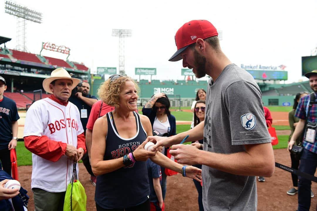 ボストン・レッドソックスさんのインスタグラム写真 - (ボストン・レッドソックスInstagram)「Before today’s game, Sale met with a group of special folks, all impacted by the events of the 2013 Marathon. ❤️」4月15日 2時35分 - redsox