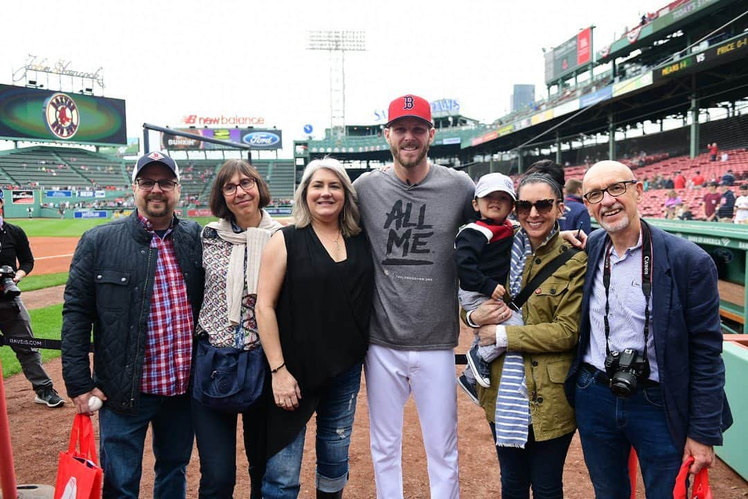 ボストン・レッドソックスさんのインスタグラム写真 - (ボストン・レッドソックスInstagram)「Before today’s game, Sale met with a group of special folks, all impacted by the events of the 2013 Marathon. ❤️」4月15日 2時35分 - redsox