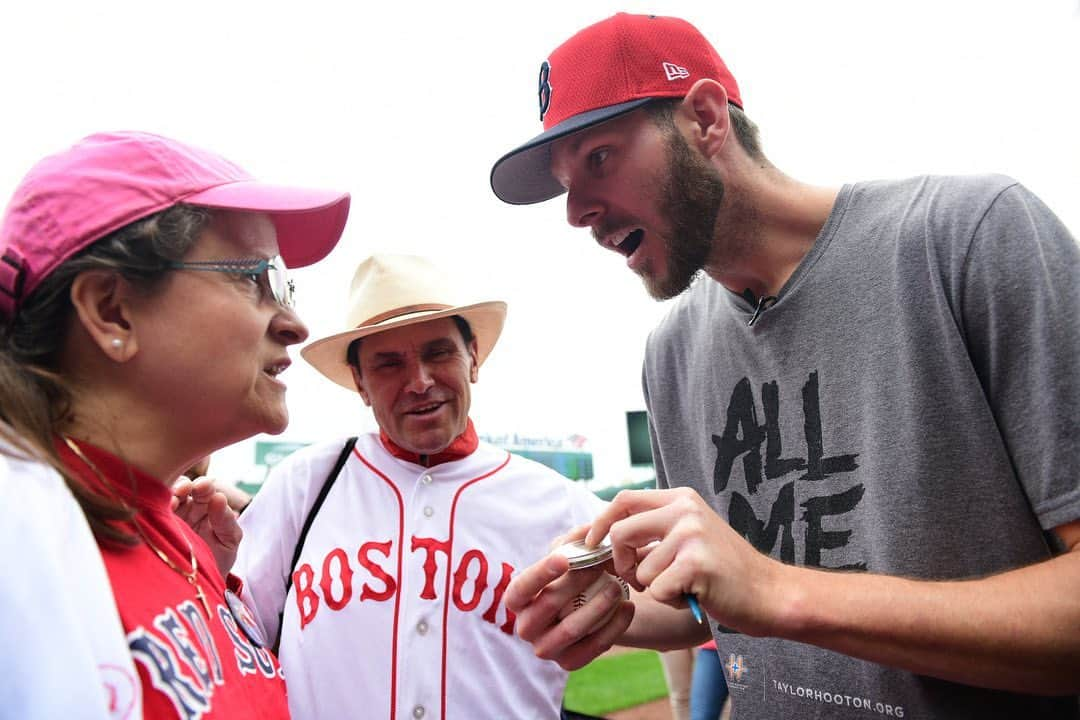 ボストン・レッドソックスさんのインスタグラム写真 - (ボストン・レッドソックスInstagram)「Before today’s game, Sale met with a group of special folks, all impacted by the events of the 2013 Marathon. ❤️」4月15日 2時35分 - redsox