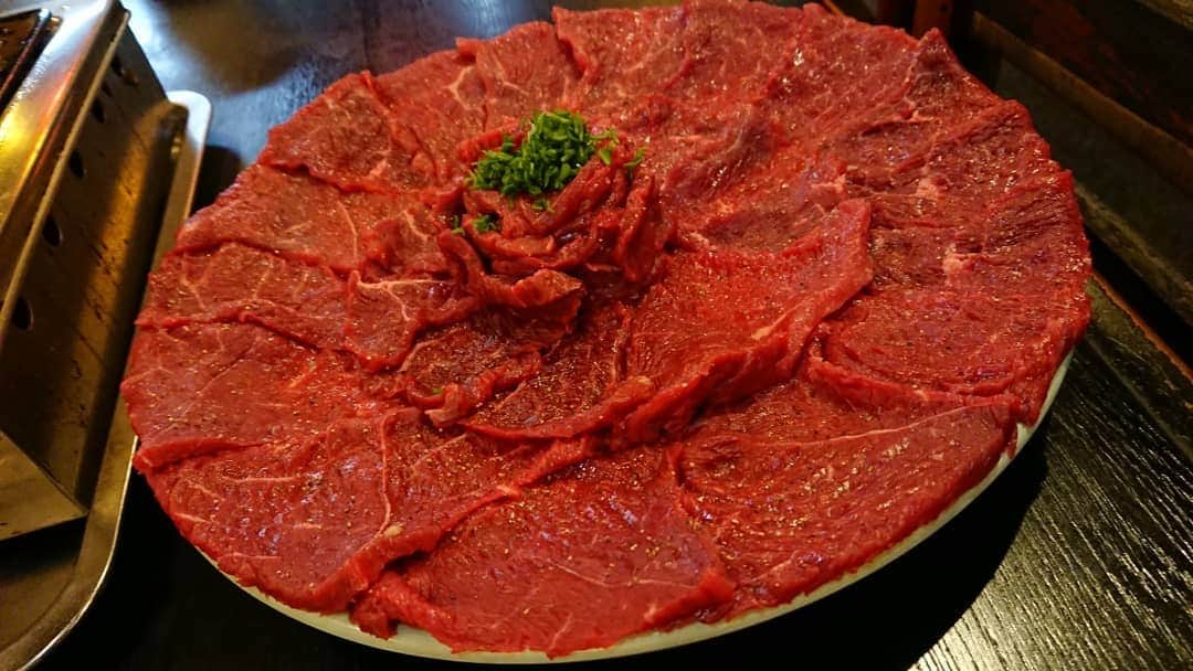 大沢文也のインスタグラム：「久々に北京へ～👌😘 美味しかったぁ～  #焼肉 #焼き肉 #ヤキニク #やきにく #yakiniku #上ロース #上カルビ  #上タン #上ハラミ #肉しか信じない #肉好きな人と繋がりたい #肉好き #肉命」
