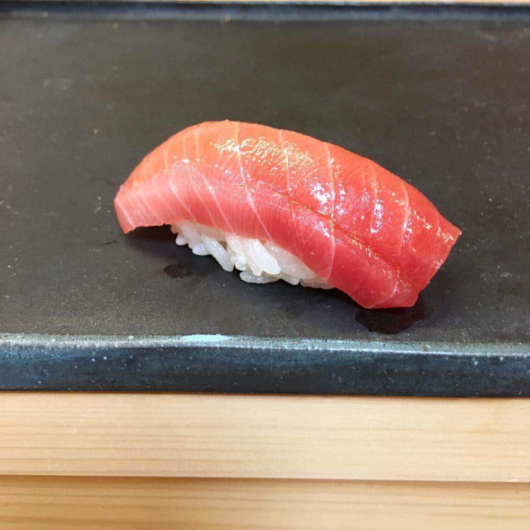 志摩有子さんのインスタグラム写真 - (志摩有子Instagram)「家族で二度目の松寿司さんへ。雲丹はてんこ盛りだし、蛍烏賊にはからすみたっぷりだし、ボタンエビは軽く炙ってあるし、どれもこれもそのひと工夫が絶妙。今夜も大満足。  #寿司 #すし #sushi #週末だけの営業 #谷中 #谷根千グルメ」4月15日 2時43分 - ariko418