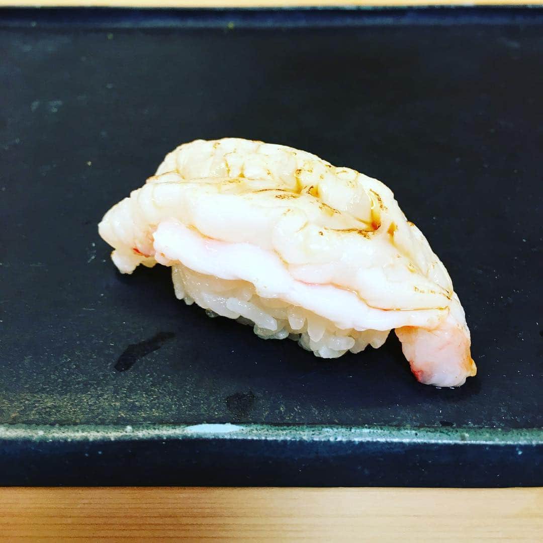 志摩有子さんのインスタグラム写真 - (志摩有子Instagram)「家族で二度目の松寿司さんへ。雲丹はてんこ盛りだし、蛍烏賊にはからすみたっぷりだし、ボタンエビは軽く炙ってあるし、どれもこれもそのひと工夫が絶妙。今夜も大満足。  #寿司 #すし #sushi #週末だけの営業 #谷中 #谷根千グルメ」4月15日 2時43分 - ariko418