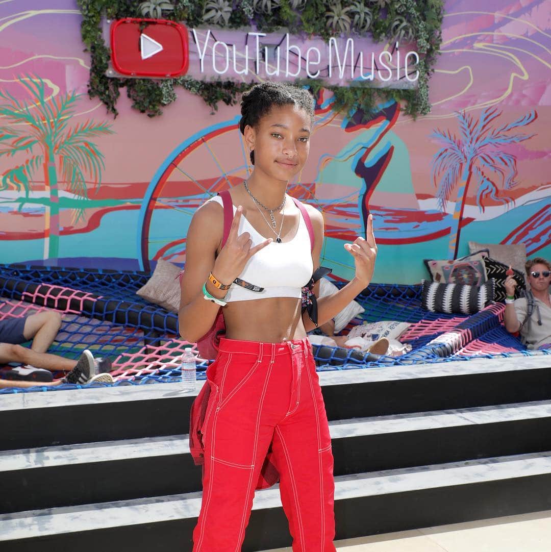 YouTubeさんのインスタグラム写真 - (YouTubeInstagram)「We're hanging out with #YouTubeMusic all weekend long at #Coachella2019. Stay tuned for some big surprises, never know who we might bump into 👀! Link in bio to tune into the official livestream.」4月15日 2時45分 - youtube