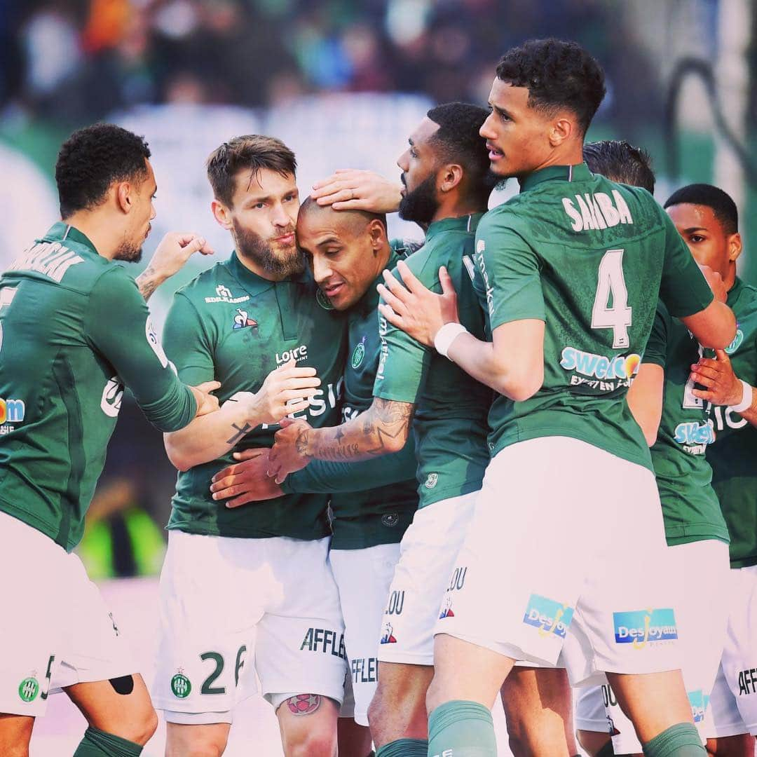 リーグ・アンさんのインスタグラム写真 - (リーグ・アンInstagram)「🗣 Dans une très belle ambiance, les Verts s'imposent 3-0 face aux #Girondins et reviennent à 3 point du 3e... l'OL 👀 ! #ASSEFCGB 🏃‍♂️ La course à l'Europe est bien lancée 🇪🇺 • • #Ligue1Conforama #ASSaintEtienne #ASSE #FCGB #GirondinsdeBordeaux #GeoffroyGuichard #StadeGeoffroyGuichard」4月15日 2時48分 - ligue1ubereats